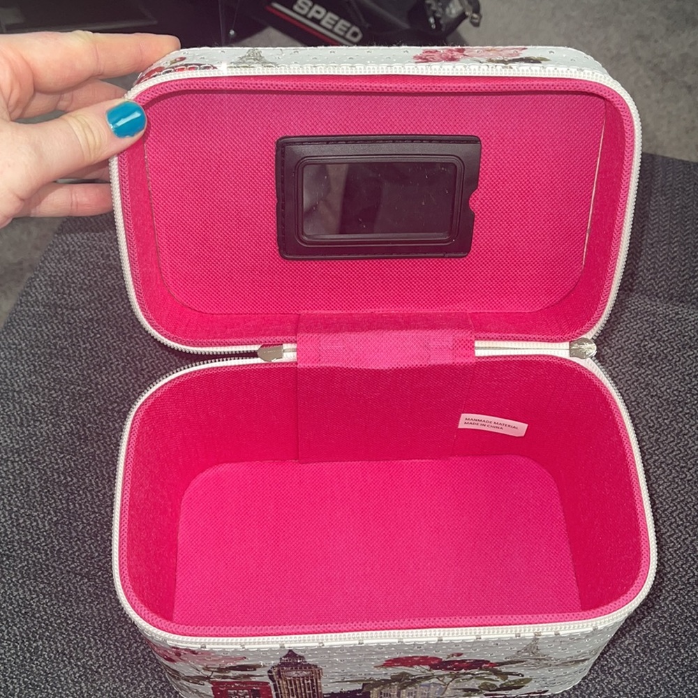 Hard Makeup case - Picture 3 of 5